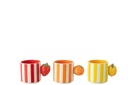 Assortiment de mélanges de dolomite aux fruits dans une tasse