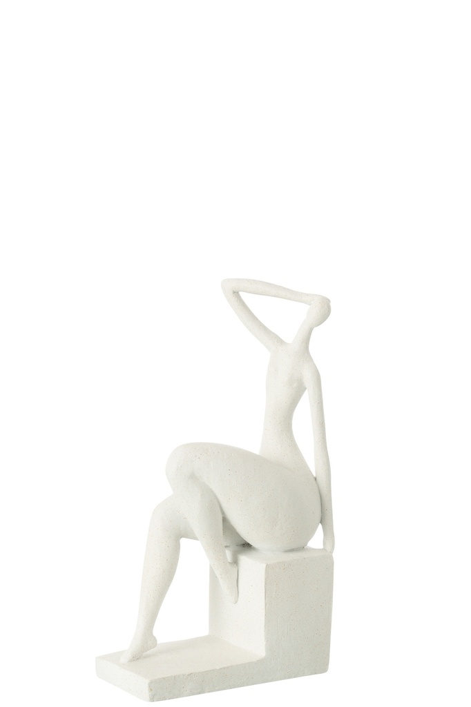 Dame assise sur un carré en résine